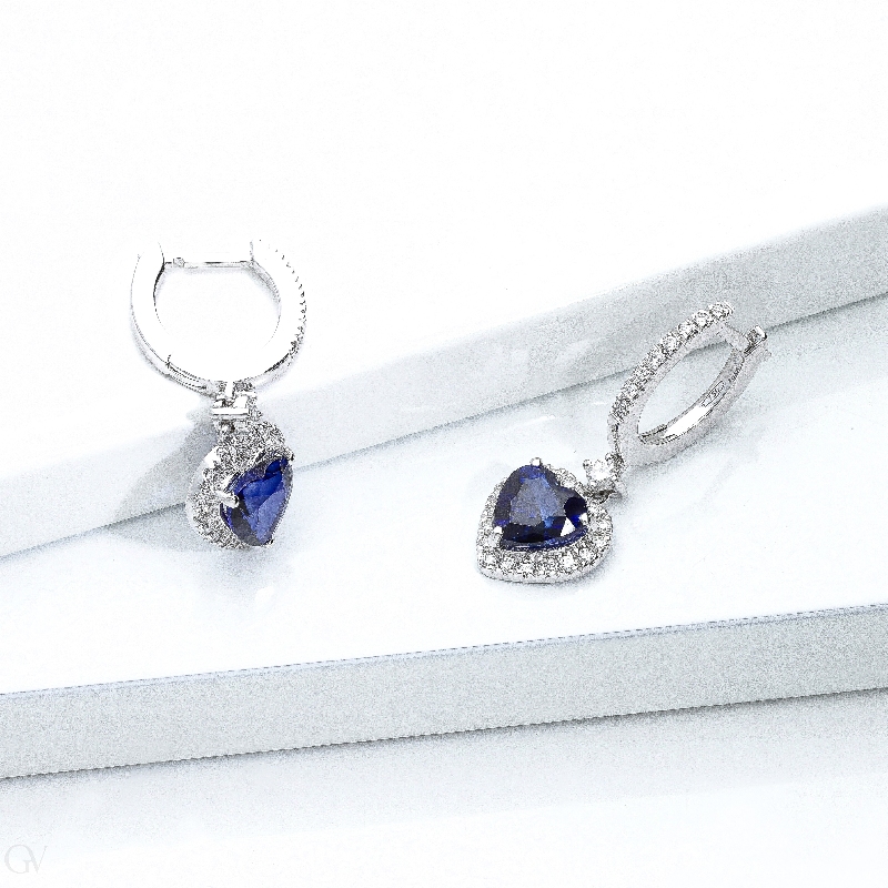 Boucles d'oreilles en or blanc 18k avec saphirs bleus 