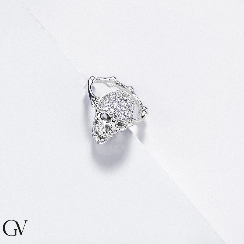 Bague tête de mort en or blanc 18K diamants blancs et yeux noirs