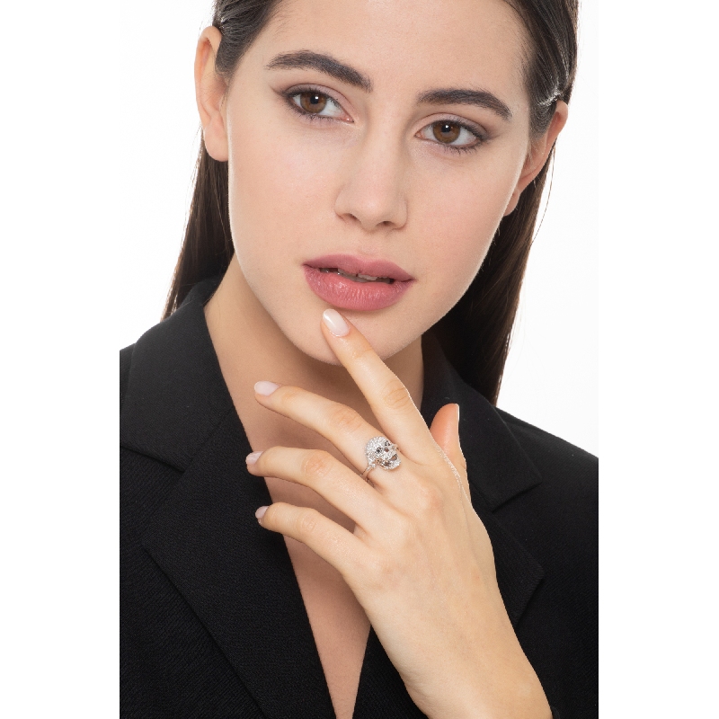 Bague tête de mort en or blanc 18K diamants blancs et yeux noirs