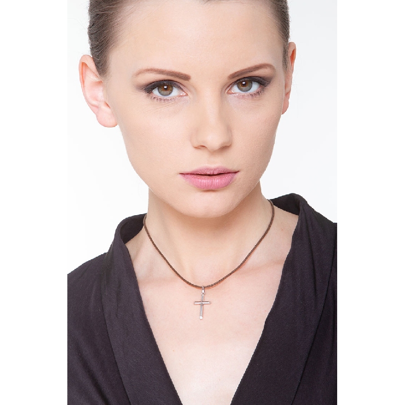 Pendentif croix en or blanc 18 carats