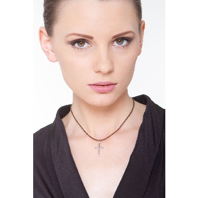 Pendentif croix en or blanc 18 carats