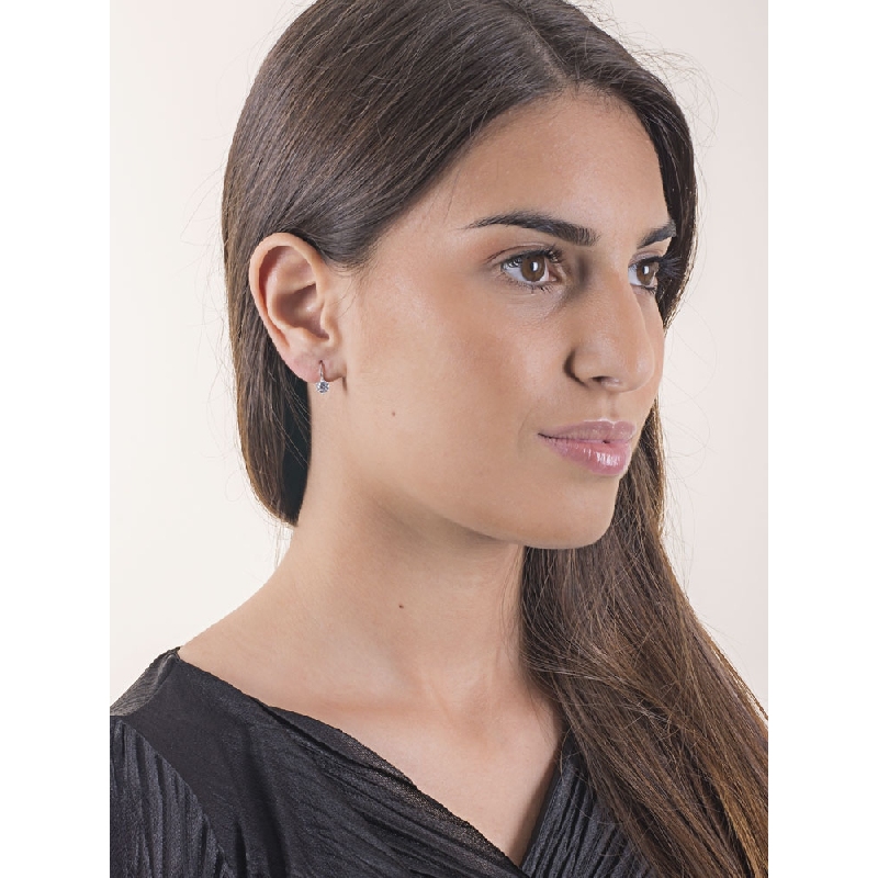 Boucles d’oreilles griffes en or blanc 18K avec zircones