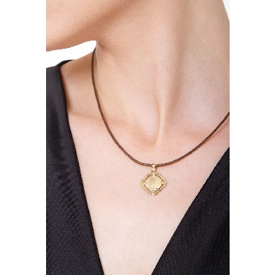 Médaille sacrée avec la Vierge et l'enfant en or jaune 18 carats.